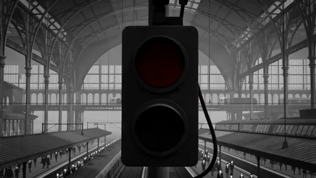 Rood spoorsein onder het stalen dak van een station.
